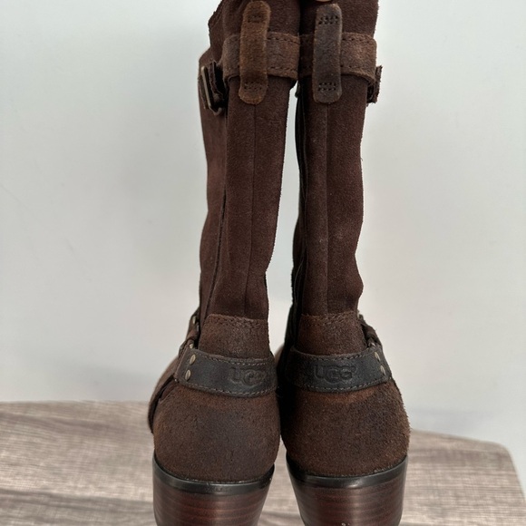 UGG girls brown leather Sherpa lining gorpcore warm boot. Girl 2 - Picture 6 of 13